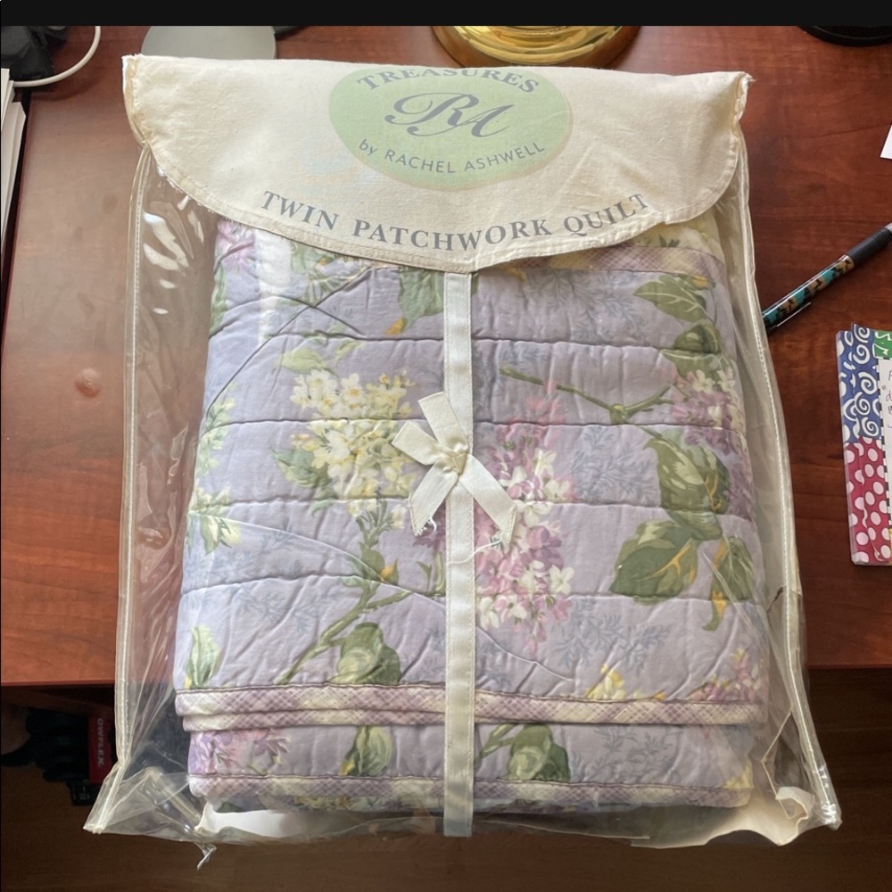 Comforter & 2 flat sheets Twin size